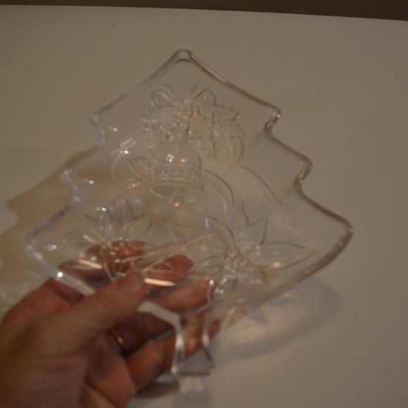 HOME Beautiful (C) (R) Japan Glass Christmas Tree Server Happy Holidays 7.5' - Picture 3 of 6